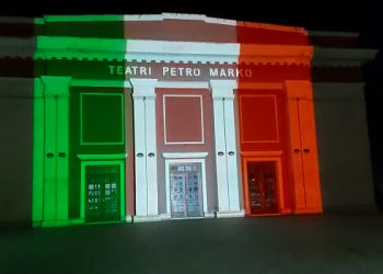 “Shqipëria dhe Vlora janë përkrah Italisë”, teatri ”Petro Marko” vishet me ngjyrat e flamurit italian (Foto)