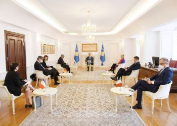 Thaçi mbledh ambasadorët pas shkarkimit të Kurtit: Do këshillohem me partitë se çfarë do bëjmë