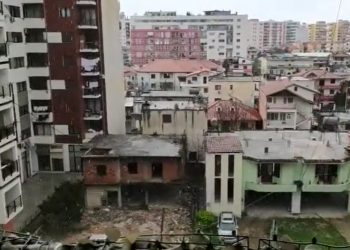 VIDEO/ Reshje dëbore në Tiranë, fundi i marsit zbardh edhe malin e Dajtit