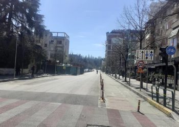 Zyrtare/ 10 mijë lekë të rinj gjobë për këmbësorët që dalin pas orës 18.00 nga shtëpia