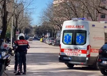 Kishte humbje shikimi dhe të vjella, ambulanca transporton në spital gruan e ulur në trotuarin para Kuvendit