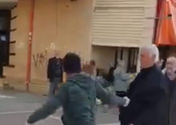 Tërhoqi zvarrë nëpër treg të moshuarin për 3 limona, tregtarit në Tiranë i hiqet leja