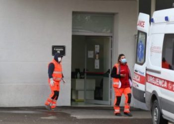 Mbi 3 mijë qytetarë telefonojnë urgjencën 24 orët e fundit: Jam me temperaturë, kisha kontakte me një nga të prekurit
