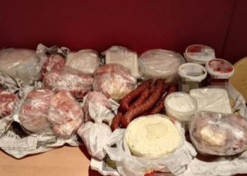 Drejt Italisë me 25 kg djathë e mish, dy shqiptarët bllokohen në aeroport