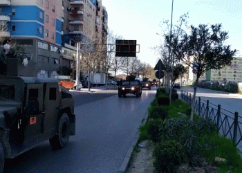 Fillon orari i vetëizolimit, Ushtria zbret mjetet e blinduara në rrugët e Tiranës dhe Durrësit (Foto)
