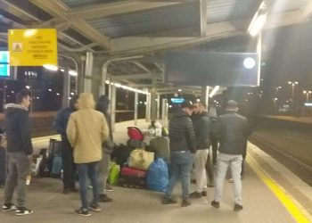 Apeli nga Polonia/ Firma që do punësonte 30 shqiptarë i braktis, e kalojnë natën te treni (FOTO)
