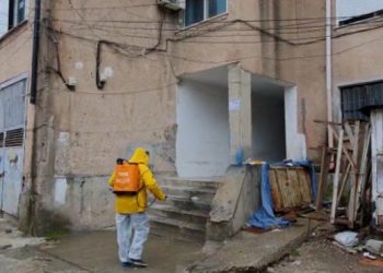 Familja me katër pjesëtarë rezultoi pozitive, dezinfektohet e gjithë zona në Vlorë
