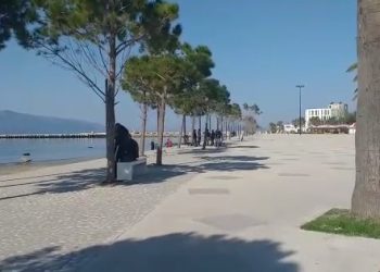 Vlonjatët e kanë inatin me virusin/ Në orën 19:00 do dalim në ballkone të shajmë nga motra”