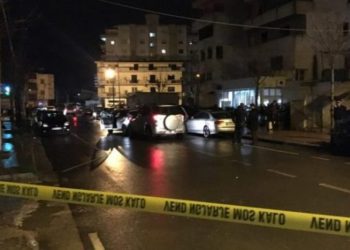 Përgjaket në mbrëmje Durrësi, dy persona të vrarë në një atentat me armë zjarri