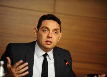 Ministri serb i përgjigjet paralajmërimeve të SHBA: Nuk jemi koloni dhe s’pyesim njeri për armatimin
