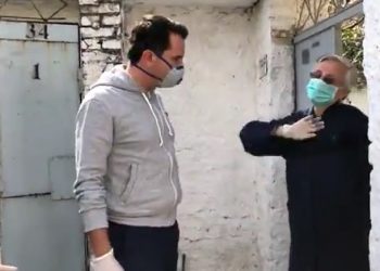 Epike/ Gjyshja merr pakot nga Veliaj: Aman më hidh edhe plehrat (Video)