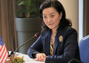 “U ngute Zonja Ambasadore”, ish-drejtori i VOA-s për Euro-Azinë letër të hapur Yuri Kim për flamurin amerikan