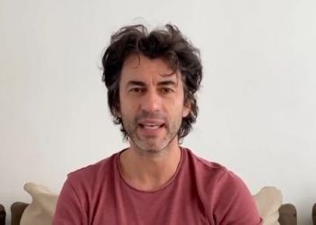 “Na dukej shumë larg Kina”… Kledi Kadiu izolohet me familje në shtëpi: Gjithçka do të shkojë mirë…