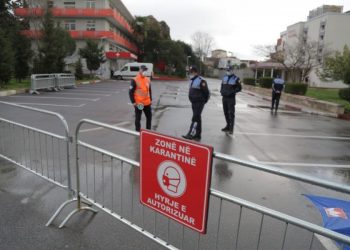 “Në privat na thanë çojeni urgjent në karantinë”/ Një person niset me mjet privat drejt Infektivit