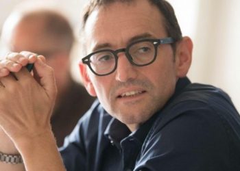 “Nuk qenka aq e lehtë sa e mendoja!”, pendohet politikani që u infektua qëllimisht me koronavirus