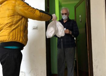 “Adopto një gjysh/e”, nisma që i jep jetë Tiranës: 800 vullnetarë në terren (mes tyre edhe persona publikë) (Foto+Video)
