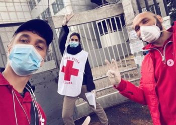 Kryqi i Kuq/ Raoul Bova dhe Rocio Munoz Morales vullnetarë gjatë koronavirusit (Fotot)