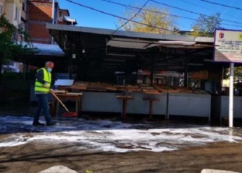 Qytetarët e Tiranës dy ditë në karantinë, punonjësit e Bashkisë dezinfektojnë tregjet