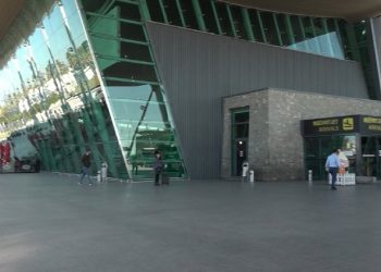 Mbërrijnë 109 shqiptarë nga Madridi/ Këtë javë datat e reja të fluturimeve!