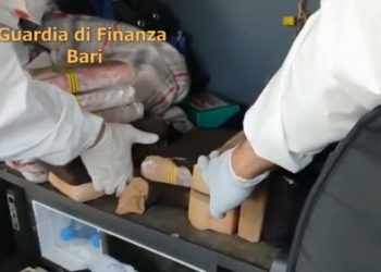 Kontrolli anti-Covid nxjerr zbuluar shqiptarin në Itali, policia i gjen 20 kg kokainë të fshehur në kamion (Video)