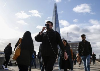 Britanikët në panik, 1 në 3 të testuar rezulton pozitiv me koronavirus