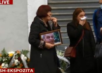 Aktori i njohur Rikard Ljarja përcillet në banesën e fundit me duartrokitje, përmbushet amaneti i tij