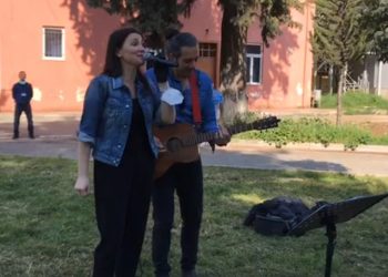 Muzikë, kërcim e duartrokitje… Koncert live për mjekët dhe infermierët në oborrin e spitalit Infektiv (VIDEO)