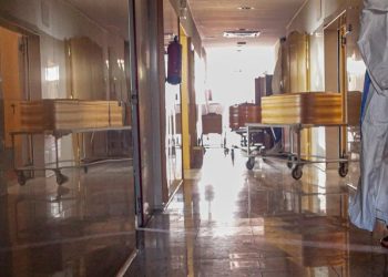 Pamje drithëruese/ Parkingu i automjeteve në Barcelonë kthehet në morg për viktimat e Covid-19 (Foto)