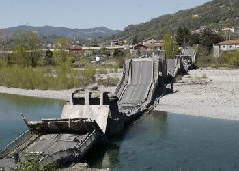 FOTO/ Dalin pamjet e shembjes së urës 260 m të gjatë në Itali. Izolimi nga koronavirusi “shmangu” viktimat