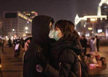 Çfarë duhet të dini për seksin gjatë koronavirusit/ Mjeku sqaron gjithçka nga prekjet, puthjet deri te prezervativët