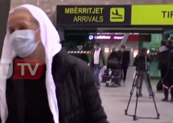 Nuk gjeti dhomë teke, batuta e nënës nga Burreli thyen rrjetin: Mora dhomë treshe, do fle… (Video)