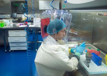 “Studime të rrezikshme në laboratorin e Wuhanit”, VOA: Çfarë paralajmëruan zyrtarët amerikanë në 2018