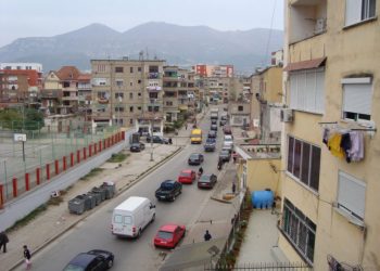 “Ndaloi një xhip i zi dhe na ftoi të hipnim”, si u dhunuan dy vajza në mes të ditës tek “Ali Demi”. Një në kërkim