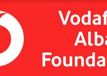 Fondacioni Vodafone Albania dhuron 5000 pajisje smart për fëmijët që nuk kanë akses në mësimin online
