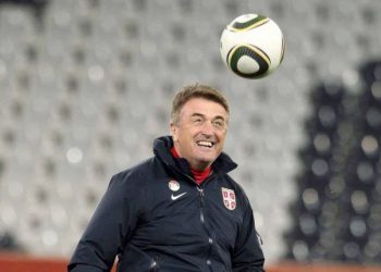 Futbolli në zi/ Covid-19 nuk fal legjendën serbe, që drejtoi Barcelonën, Atletikon dhe Real Madrid
