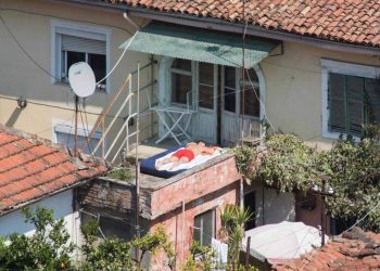 Sociologu anglez: Njerëzit të bëjnë banja dielli! Rreziku i transmetimit? Jo aq i madh sa pretendohet