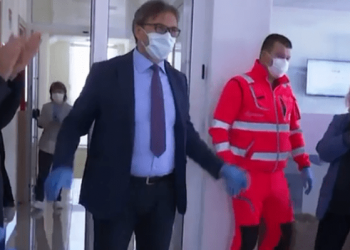FOTO / Rikthehet në Urgjencë Skënder Brataj, kolegët e presin me duatrokitje