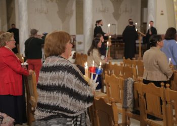 “Krishti u ngjall”/ Besimtarët ortodoksë luten në izolim për Pashkët