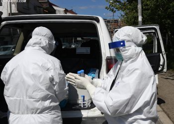 Nga masat mbrojtëse te marrja e tamponëve për të dyshuarit, si është një ditë pune e mjekëve të Infektivit (Foto)