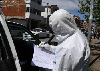 Nga masat mbrojtëse te marrja e tamponëve për të dyshuarit, si është një ditë pune e mjekëve të Infektivit (Foto)