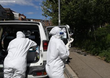Nga masat mbrojtëse te marrja e tamponëve për të dyshuarit, si është një ditë pune e mjekëve të Infektivit (Foto)