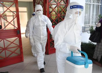 Nga masat mbrojtëse te marrja e tamponëve për të dyshuarit, si është një ditë pune e mjekëve të Infektivit (Foto)