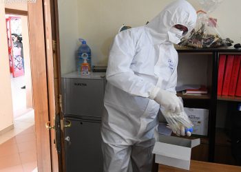 Nga masat mbrojtëse te marrja e tamponëve për të dyshuarit, si është një ditë pune e mjekëve të Infektivit (Foto)