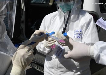 Nga masat mbrojtëse te marrja e tamponëve për të dyshuarit, si është një ditë pune e mjekëve të Infektivit (Foto)