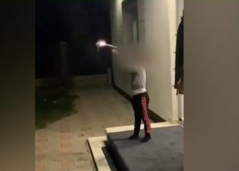 “Futja babë, futja”, 43-vjeçari nga Mitrovica meson vajzën si të qëllojë me armë, por bie në pranga (Video)