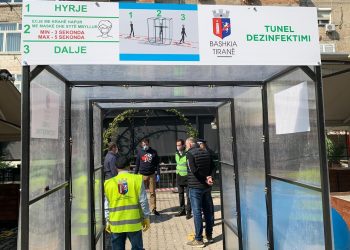 Veliaj inspekton tregjet dhe këshillon qytetarët: Do hapen sërish të hënën, ndaj s’ka nevojë të dyndemi nesër