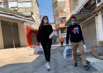 Derë me derë pranë familjeve në nevojë, Veliaj shpërndan ndihma tek Njësia 10: Respektoni udhëzimet