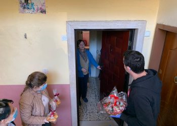 Pashkët ortodokse, kryebashkiaku Veliaj viziton dy familje të moshuarish