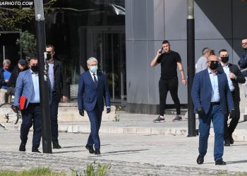 FOTO/ “Të blinduar” me maska dhe doreza, deputetët ruajnë distancën teksa futen në Kuvend