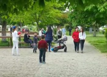 COVID-19/ Pas pensionistëve, sot ‘liria’ është për nënat me fëmijët nën 10 vjeç